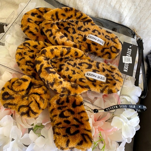 Steve Madden Handbags - New ! Steve Madden sets slippers sz 7